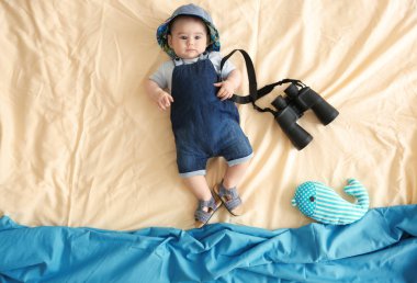 Şirin Bebek yatak örtüsü üzerinde yalan dürbünlü. Tatil kavramı