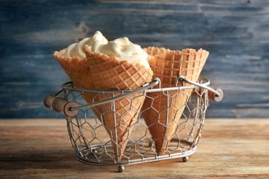 Lezzetli gözleme koniler vanilyalı dondurma ile metal sepet
