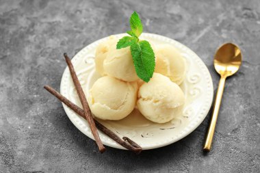 lezzetli vanilyalı dondurma topları 