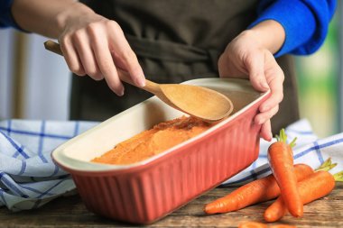 Kadın hazırlanıyor havuç sufle 