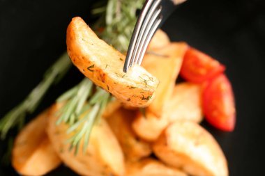 Lezzetli fırında patates çatalla 