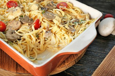 Lezzetli kızarmış Türkiye lazanya 