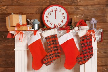 Noel için dekore edilmiş güzel şömine. 