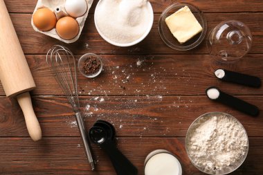 Vanilyalı kek yemek pişirmek için bazı ürünler ile kompozisyon 