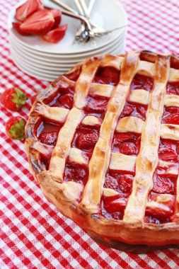 enfes Çilekli pasta 