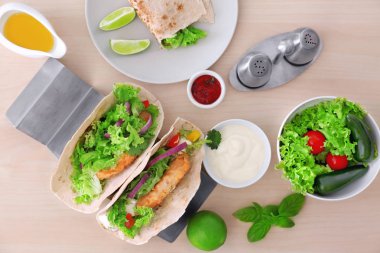 Lezzetli balık tacos ile kompozisyon 