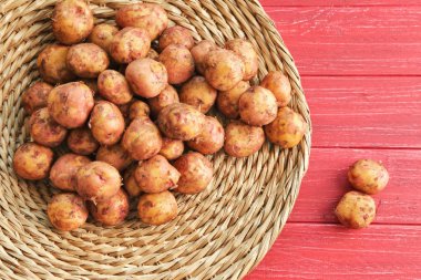 Hasır mat genç patates