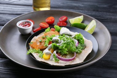 Lezzetli balık taco plakalı  