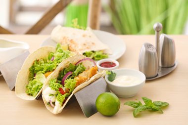 Lezzetli balık tacos ile sahibi 