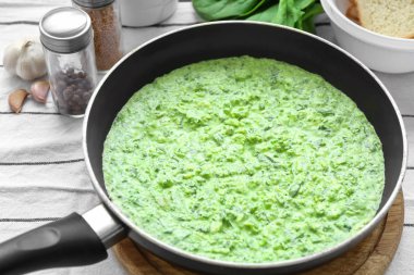 Kızartma tavası lezzetli ıspanak sos ile 