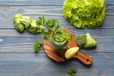 taze yeşil suyu ve malzemeler