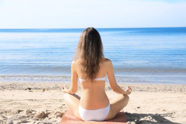 Yoga yapan kadın