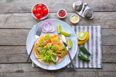 Lezzetli balık taco plakalı 