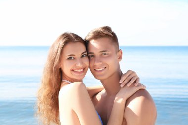 genç bir çift deniz plaj