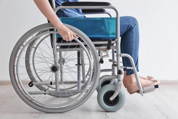 Mujer joven en silla de ruedas —  Fotos de Stock