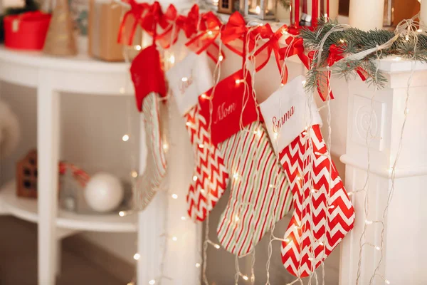 Şömine üzerinde asılı Noel çorap 