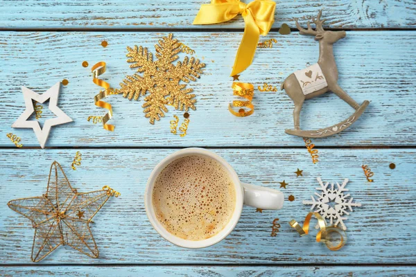 杯热咖啡，圣诞装饰品 — 图库照片