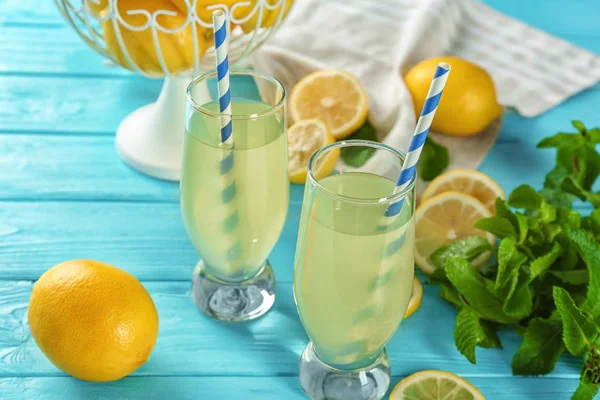Succo di limone e limoni freschi — Foto Stock
