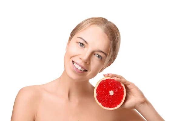 Молодая женщина позирует с грейпфрутом — стоковое фото