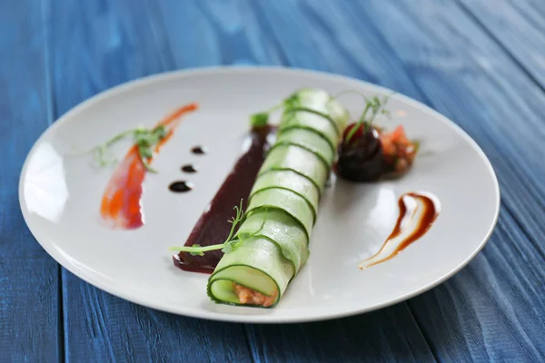 Deniz ürünleri ile plaka rulo salatalık ile — Stok fotoğraf