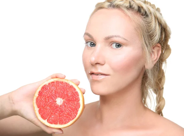 Young woman posing with half of grapefruit isolated on white — Stock Photo, Image