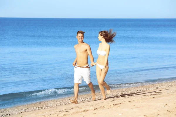 genç bir çift deniz plaj 