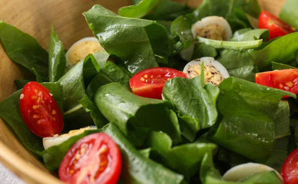 Salat mit Wachteleiern — Stockfoto