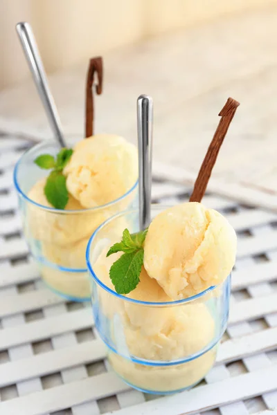 美味的香草冰淇淋球 — 图库照片