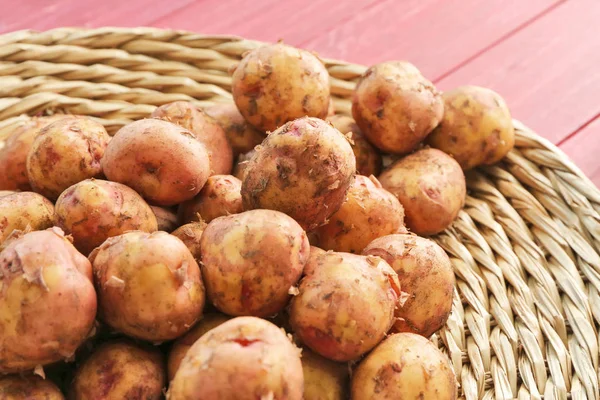 Batatas jovens em esteira de vime — Fotografia de Stock