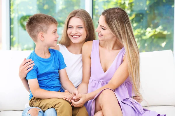 Lésbicas mães com filho adotivo — Fotografia de Stock