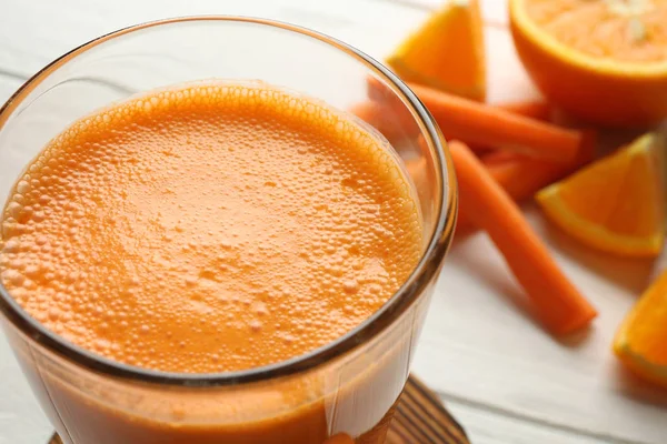 Taze meyve suyu ile cam