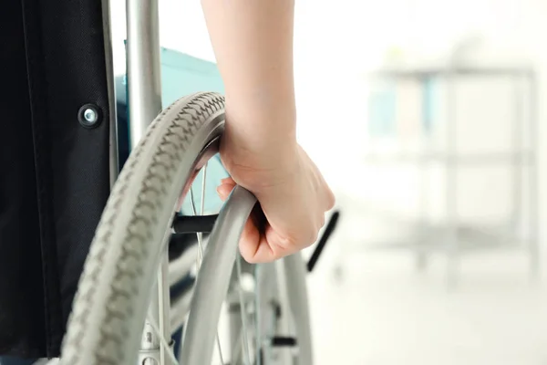 Mladá žena na invalidním vozíku — Stock fotografie