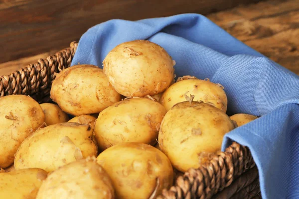 Cesta de vime com batatas jovens — Fotografia de Stock