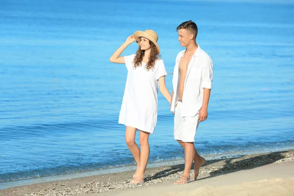 Couple walking on sea beach — Stock Photo, Image