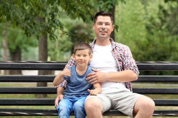 Vater und Sohn auf Bank — Stockfoto