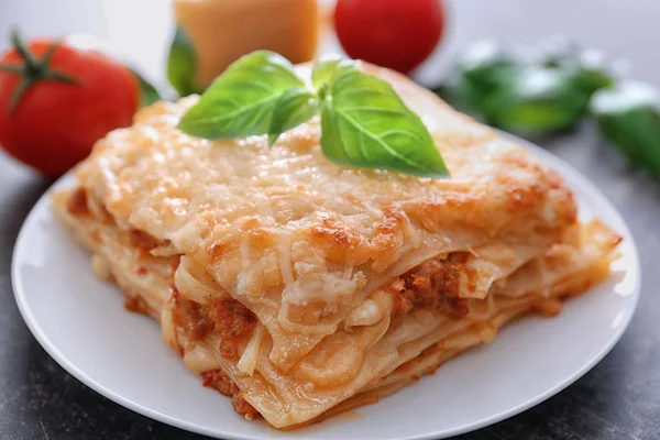 Plaat met smakelijke lasagne — Stockfoto