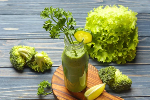Fresh green juice and ingredients — Stock Photo, Image