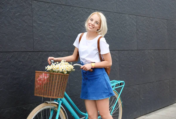 自転車を持つ若い女性 — ストック写真