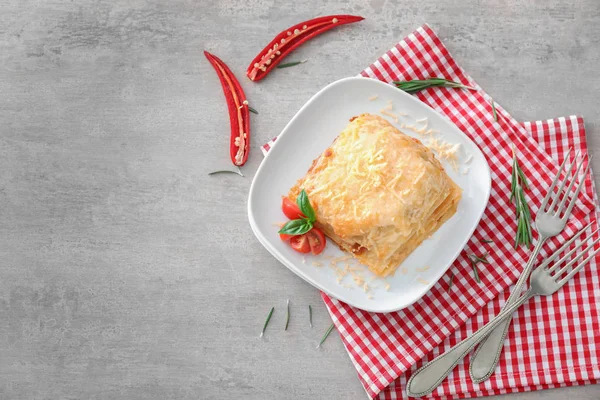 Tallrik med välsmakande lasagne — Stockfoto