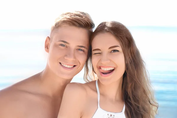 Mladý pár na pláži moře — Stock fotografie