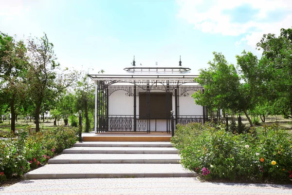 Güzel yeşil park peyzaj 