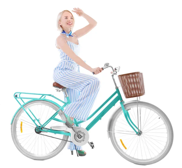 Bisiklet süren genç bir kadın