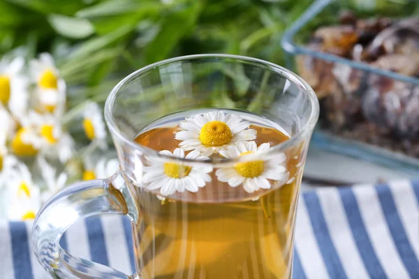 papatya çiçeği ile bitkisel çay 