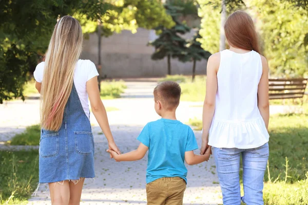 Madres lesbianas e hijo adoptivo —  Fotos de Stock