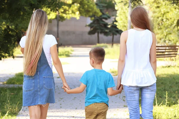 Ibu lesbian dan anak angkat — Stok Foto