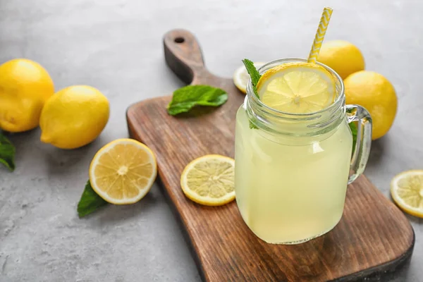 Zumo de limón y limones frescos — Foto de Stock
