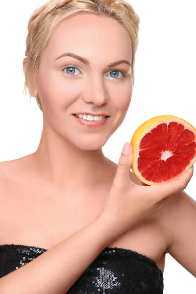 Mujer joven posando con la mitad de pomelo aislado en blanco —  Fotos de Stock