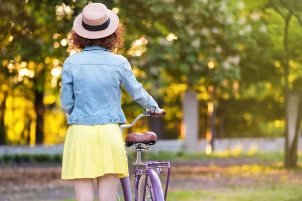 Ung kvinna med cykel — Stockfoto