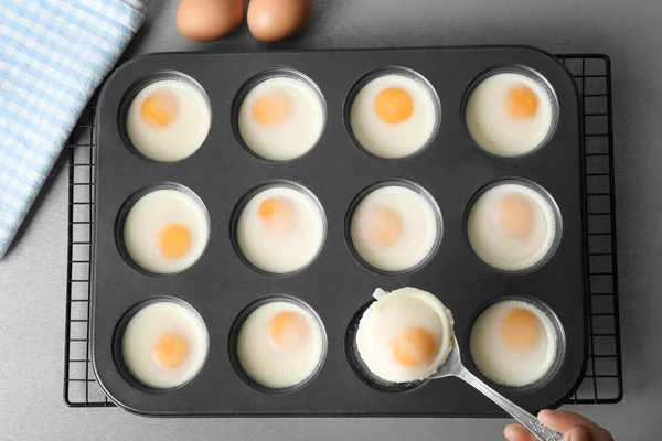 Pişmiş yumurta kaşıkla tutan kadın 