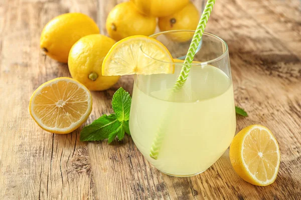 Jus de citron et citrons frais — Photo